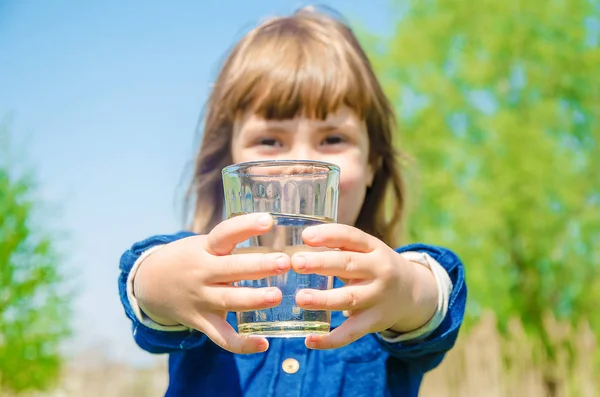 Çocuk bardak su. seçici odak.