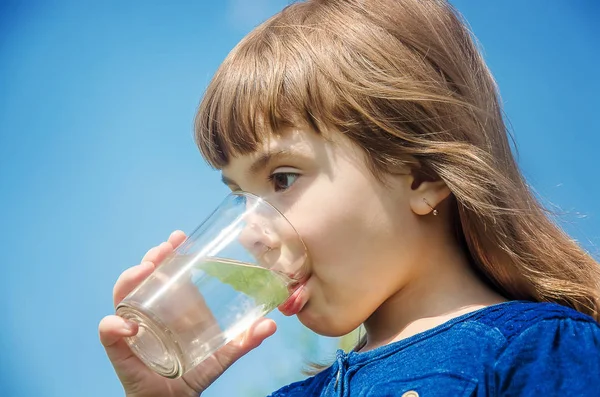 儿童杯水 选择性焦点 — 图库照片