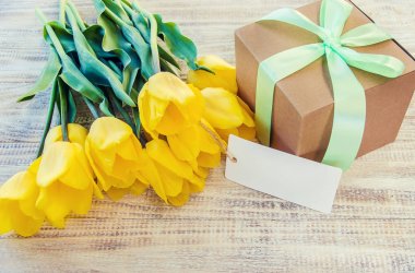 hediye ve çiçek. seçici odak.