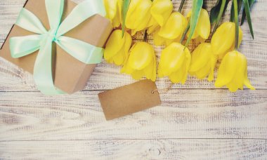 hediye ve çiçek. seçici odak.