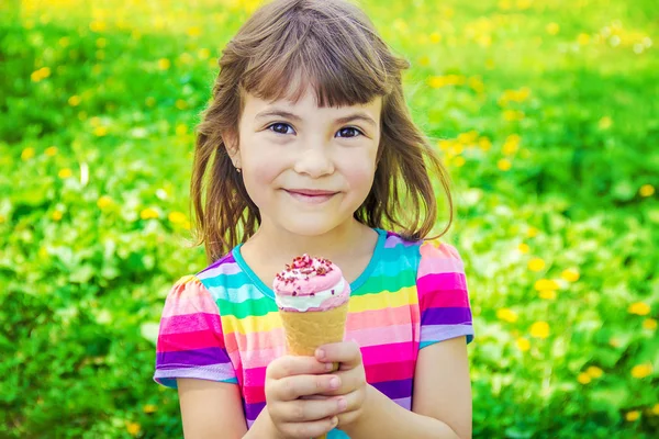 Enfant Mange Glace Concentration Sélective — Photo