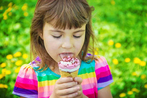 Das Kind Isst Eis Selektiver Fokus — Stockfoto