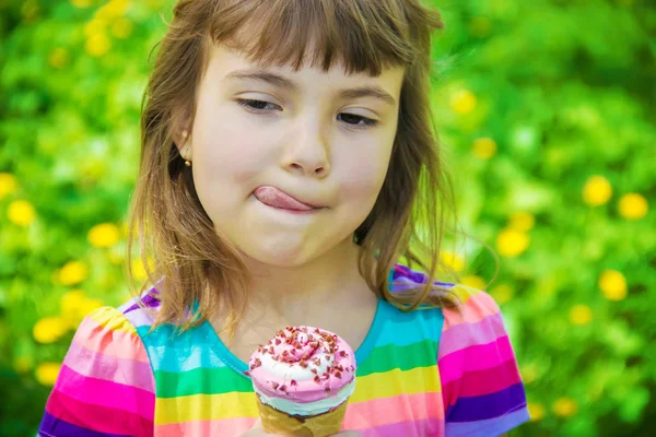 Het Kind Eet Ijs Selectieve Aandacht — Stockfoto