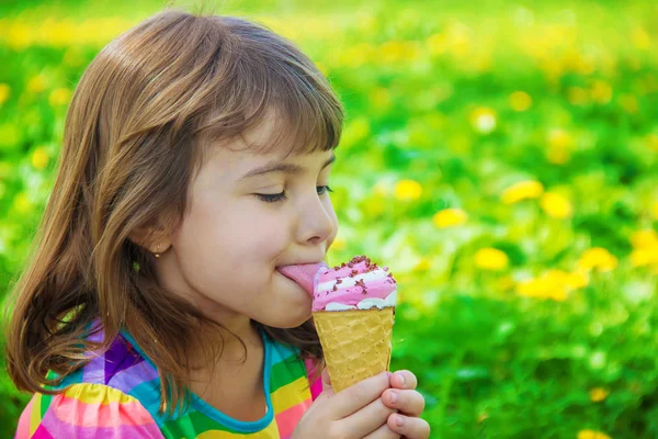 Niño Come Helado Enfoque Selectivo — Foto de Stock