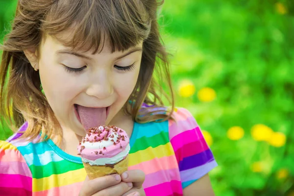 Das Kind Isst Eis Selektiver Fokus — Stockfoto