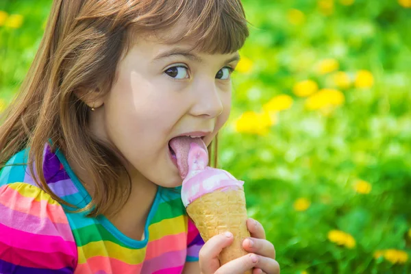 Das Kind Isst Eis Selektiver Fokus — Stockfoto