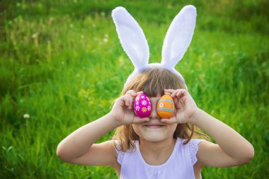 Çocuk tavşan kulaklı. Paskalya. Seçici odak. 