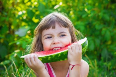Bir çocuk karpuz yiyor. Seçici odak.