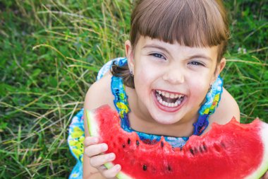 Bir çocuk karpuz yiyor. Seçici odak.