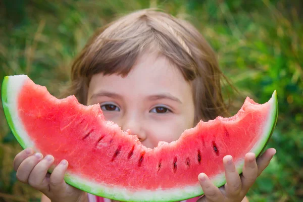 Een Kind Eet Watermeloen Selectieve Aandacht — Stockfoto