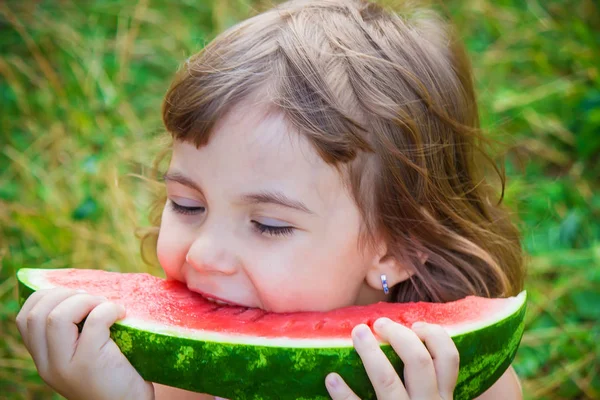 Een Kind Eet Watermeloen Selectieve Aandacht — Stockfoto