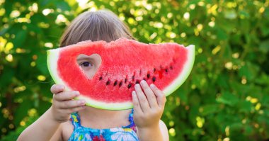 Bir çocuk karpuz yiyor. Seçici odak.