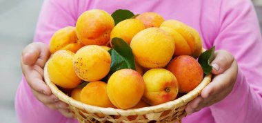 Kayısı ile çocuk. Seçici odak.