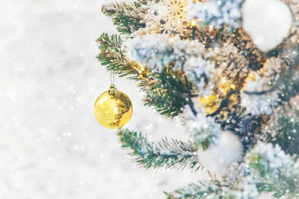 Weihnachtsschmuck am Baum. Urlaub. Selektiver Fokus. — Stockfoto