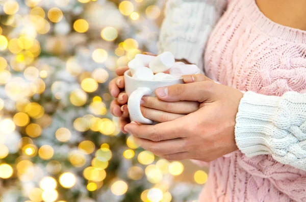 Christmas cocoa with marshmallows in the hands of a man and a woman. Selective focus. — Stock Photo, Image