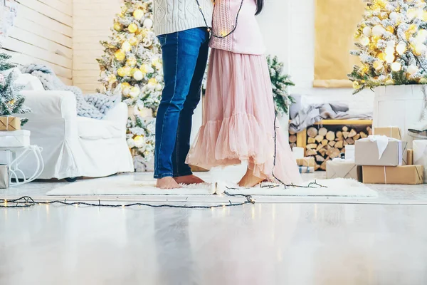 Geliefden man en vrouw op een kerstachtergrond. Selectieve focus. — Stockfoto