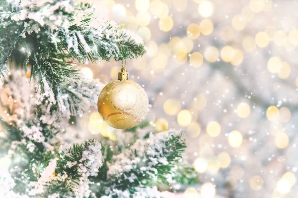 Χριστουγεννιάτικα στολίδια στο δέντρο. Διακοπές. Επιλεκτική εστίαση. — Φωτογραφία Αρχείου