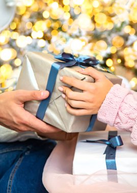 Noel hediyeleri bir erkek ve bir kadının ellerinde. Seçici odak.