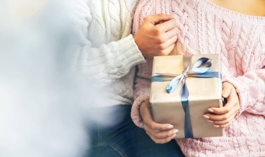 Noel hediyeleri bir erkek ve bir kadının ellerinde. Seçici odak.