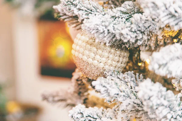 Weihnachten Hintergrund Kamin und Weihnachtsbaum. Selektiver Fokus. — Stockfoto