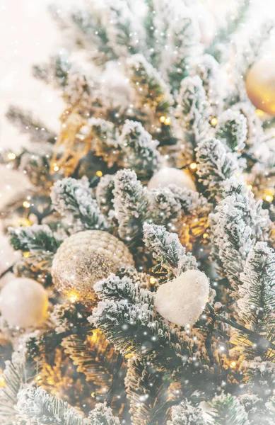 Karácsonyi dekoráció a fán. Szelektív fókusz. — Stock Fotó