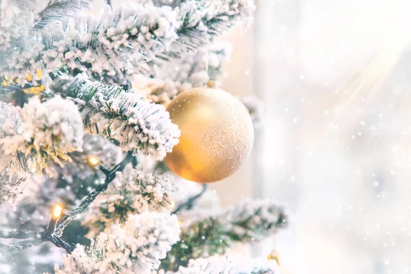 Vánoční ozdoby na stromě. Selektivní zaměření. — Stock fotografie