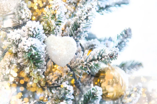 Χριστουγεννιάτικα στολίδια στο δέντρο. Επιλεκτική εστίαση. — Φωτογραφία Αρχείου