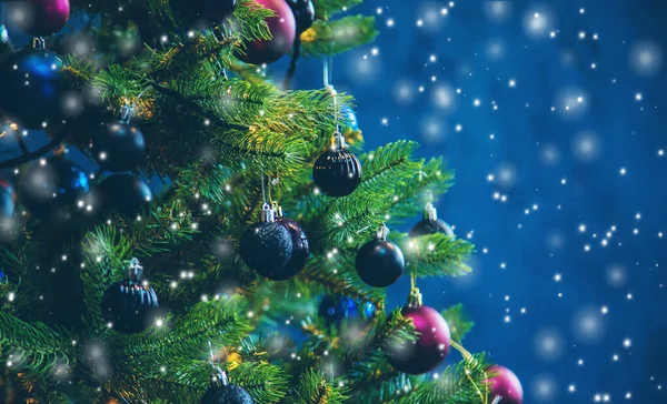 Albero di Natale nelle decorazioni notturne. Focus selettivo . — Foto Stock