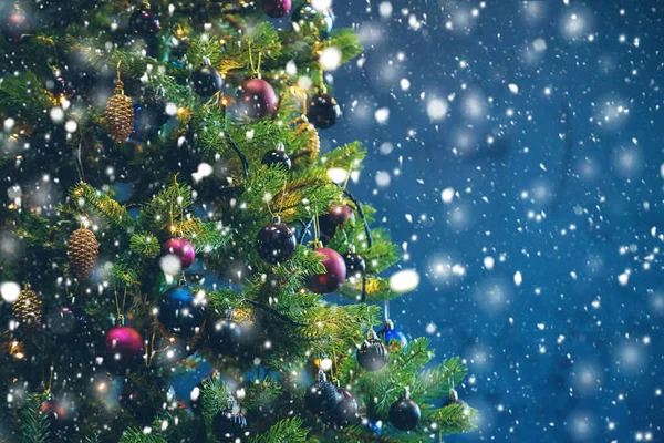 Albero di Natale nelle decorazioni notturne. Focus selettivo . — Foto Stock