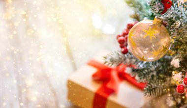 Güzel dekorlu Noel arkaplan tebrik kartı. Seçici odak.