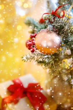 Güzel dekorlu Noel arkaplan tebrik kartı. Seçici odak.