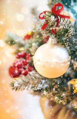 Noel ağacı arkaplan tebrik kartı ve güzel bir dekor. Seçici odak.