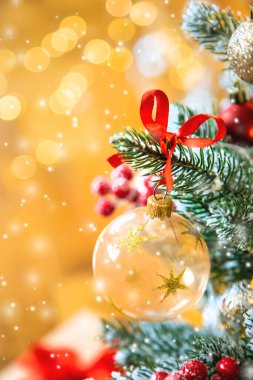 Noel ağacı arkaplan tebrik kartı ve güzel bir dekor. Seçici odak.