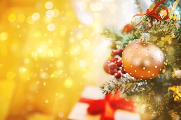 Árvore de Natal fundo cartão de saudação com bela decoração. Foco seletivo . — Fotografia de Stock
