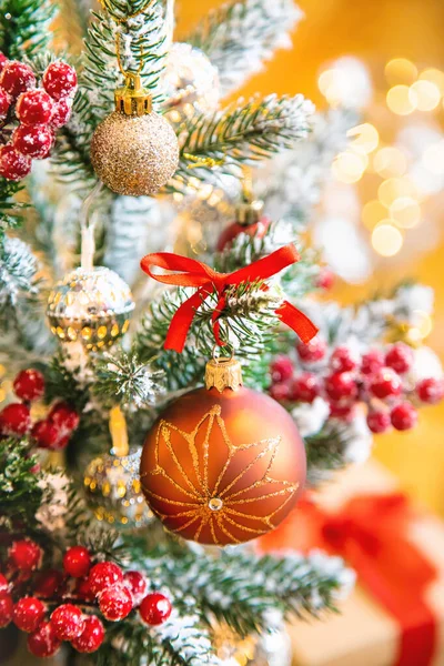 Albero di Natale sfondo biglietto di auguri con un bellissimo arredamento. Focus selettivo . — Foto Stock