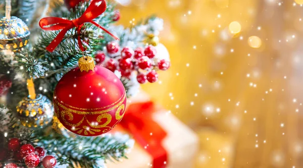 Weihnachtsbaum Hintergrund Grußkarte mit schönen Dekor. Selektiver Fokus. — Stockfoto