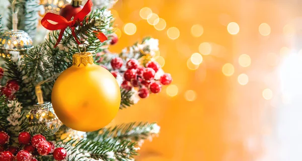 Kerstboom achtergrond wenskaart met mooie inrichting. Selectieve focus. — Stockfoto