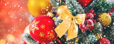 Noel ağacı arkaplan tebrik kartı ve güzel bir dekor. Seçici odak.