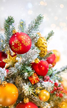 Noel ağacı arkaplan tebrik kartı ve güzel bir dekor. Seçici odak.