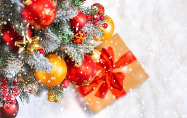 Noel ağacı arkaplan tebrik kartı ve güzel bir dekor. Seçici odak.