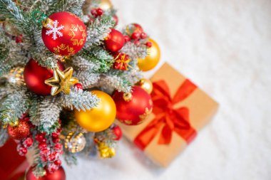 Noel ağacı arkaplan tebrik kartı ve güzel bir dekor. Seçici odak.