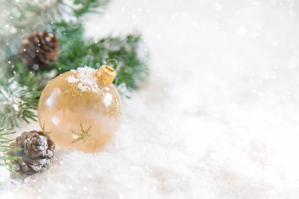 Karácsonyfa háttér üdvözlő kártya gyönyörű dekoráció. Szelektív fókusz. — Stock Fotó
