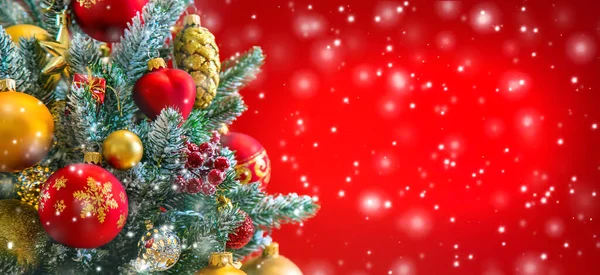 Noel ağacı arkaplan tebrik kartı ve güzel bir dekor. Seçici odak.