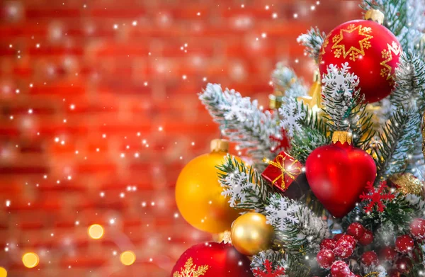 Χριστουγεννιάτικο δέντρο φόντο ευχετήρια κάρτα με όμορφη διακόσμηση. Επιλεκτική εστίαση. — Φωτογραφία Αρχείου