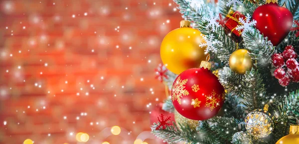 Albero di Natale sfondo biglietto di auguri con un bellissimo arredamento. Focus selettivo . — Foto Stock