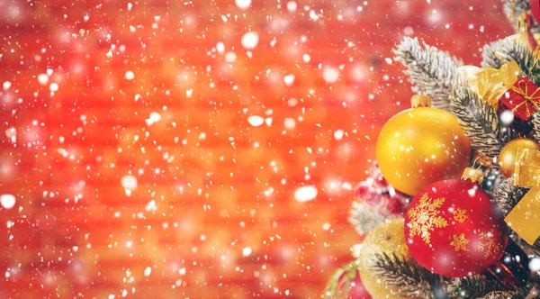 Weihnachtsbaum Hintergrund Grußkarte mit schönen Dekor. Selektiver Fokus. — Stockfoto