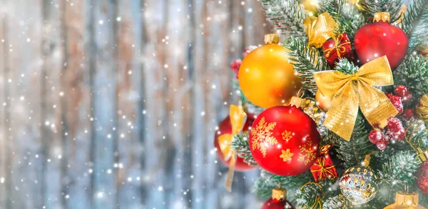 Árvore de Natal fundo cartão de saudação com bela decoração. Foco seletivo . — Fotografia de Stock