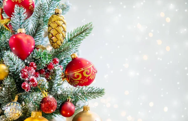 Weihnachtsbaum Hintergrund Grußkarte mit schönen Dekor. Selektiver Fokus. — Stockfoto