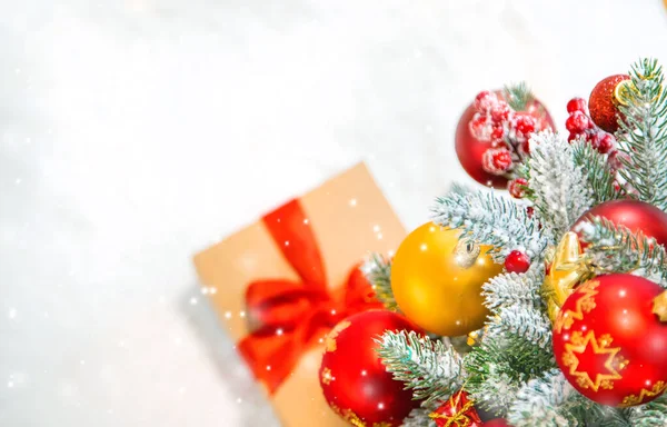 Tarjeta de felicitación de fondo del árbol de Navidad con hermosa decoración. Enfoque selectivo . —  Fotos de Stock