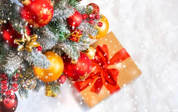 Χριστουγεννιάτικο δέντρο φόντο ευχετήρια κάρτα με όμορφη διακόσμηση. Επιλεκτική εστίαση. — Φωτογραφία Αρχείου